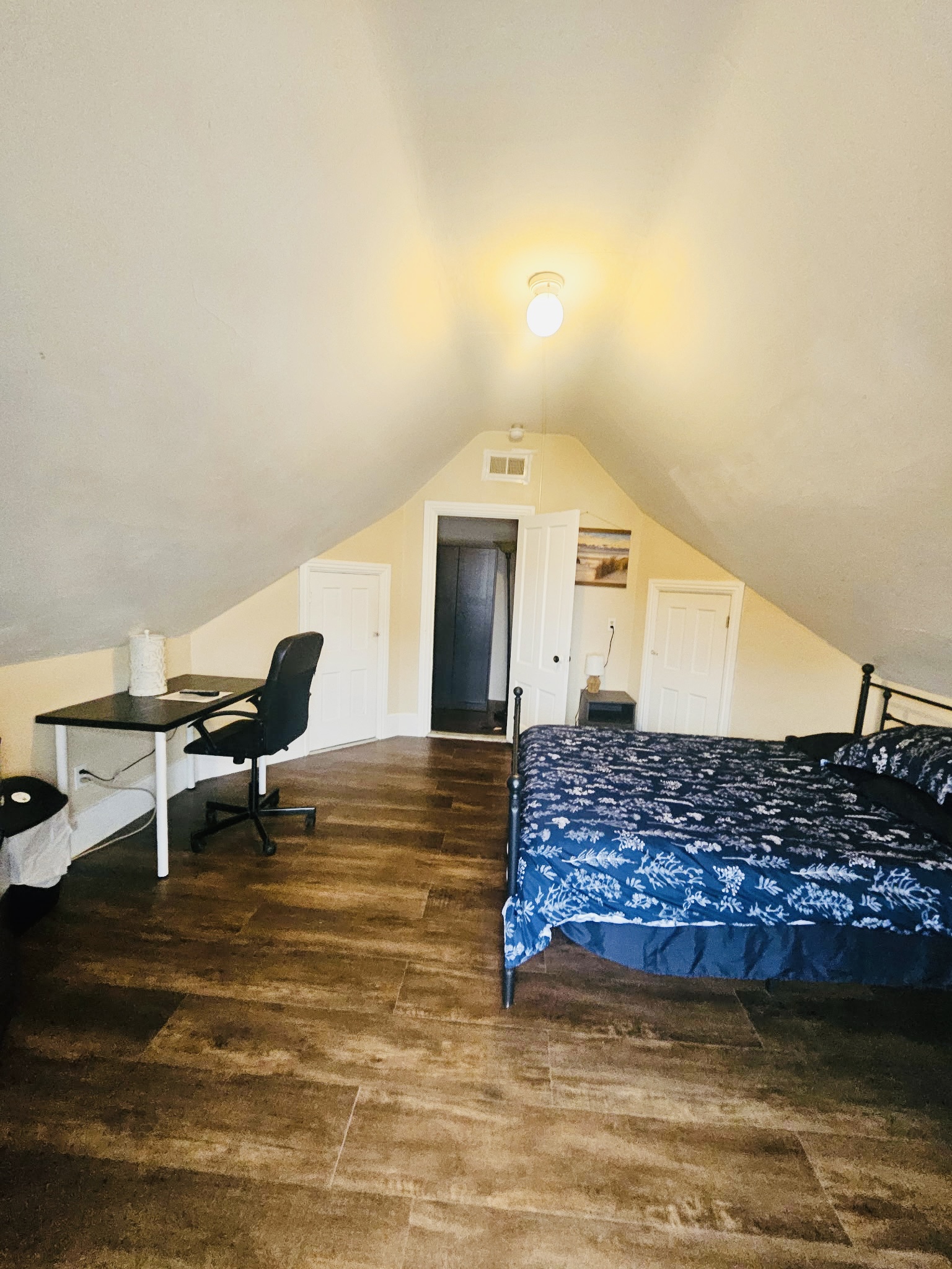 2434-spacious-room-federal-hill-next-to-downtown/