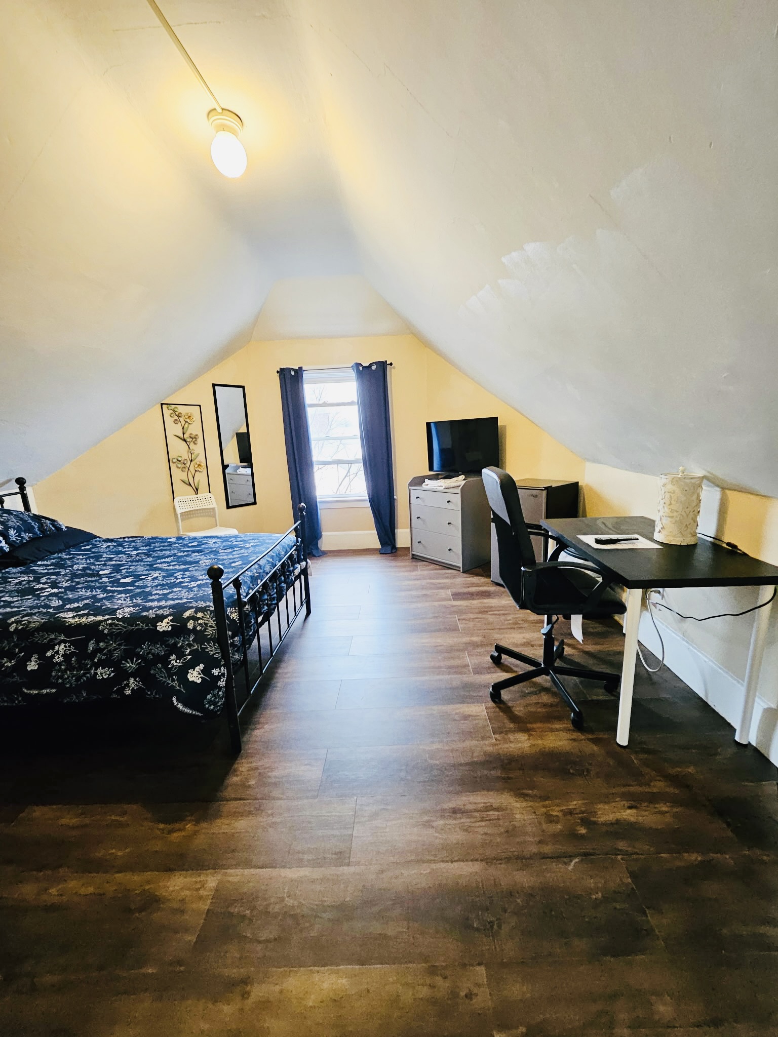 2434-spacious-room-federal-hill-next-to-downtown/