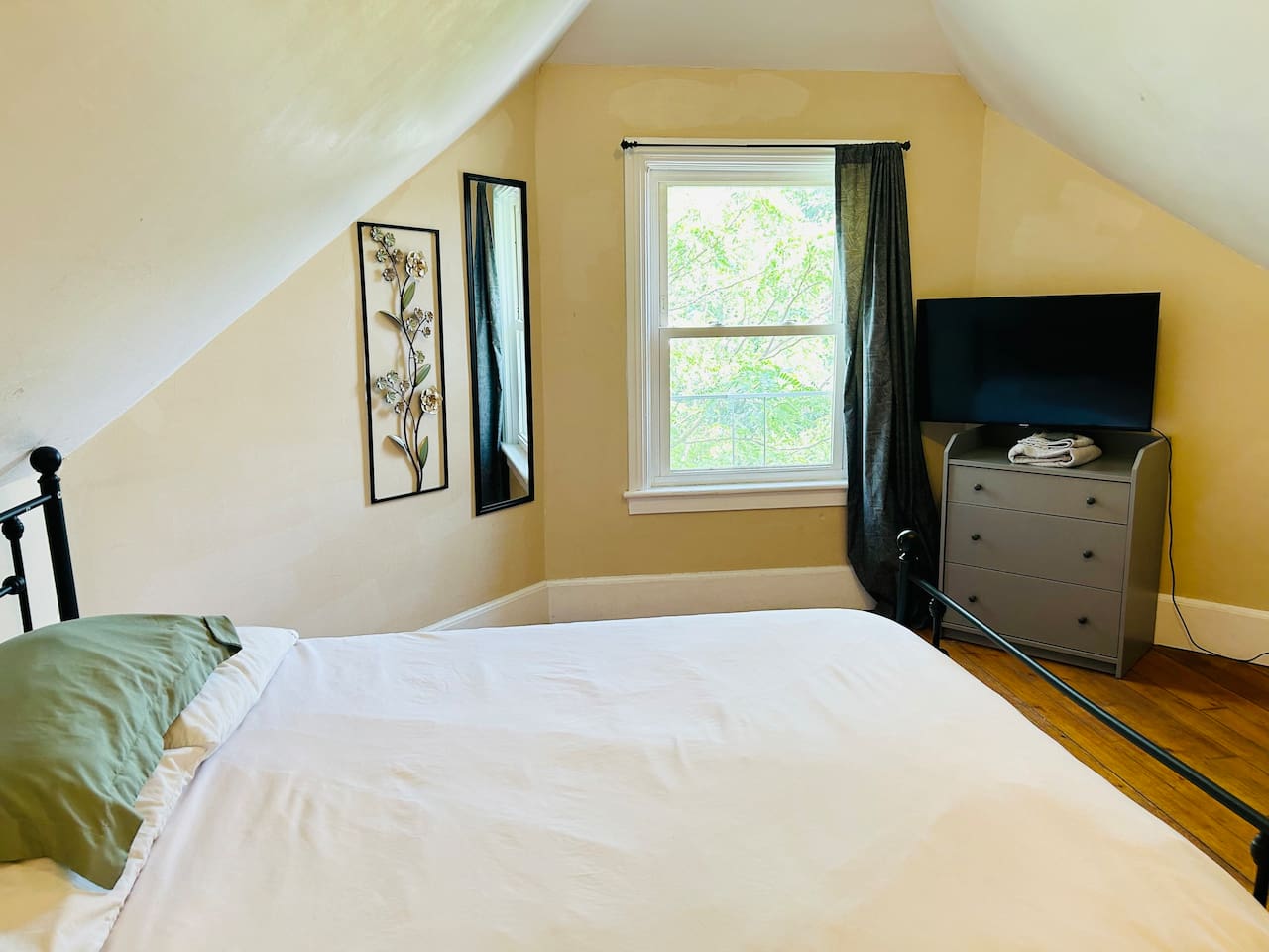 2434-spacious-room-federal-hill-next-to-downtown/