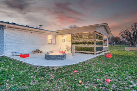 Modern Indy Lux: Hot Tub, Fireplace, Outdoor Movie
