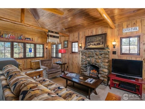 Experience a Renovated Vintage 1921 Cabin. #3119