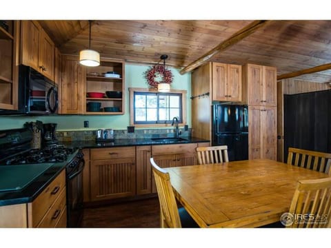 Experience a Renovated Vintage 1921 Cabin. #3119