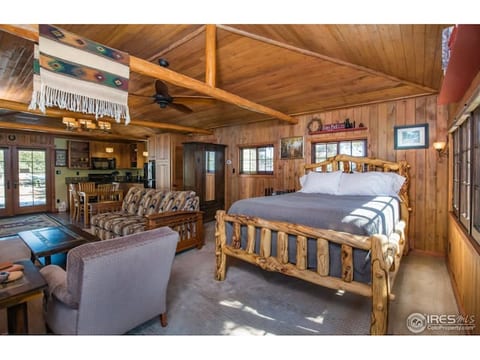 Experience a Renovated Vintage 1921 Cabin. #3119