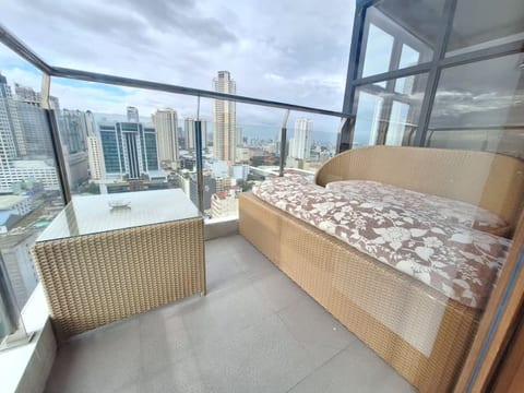 Luxury King 3BR 3BA w/Balcony Bayview Pool Netflix