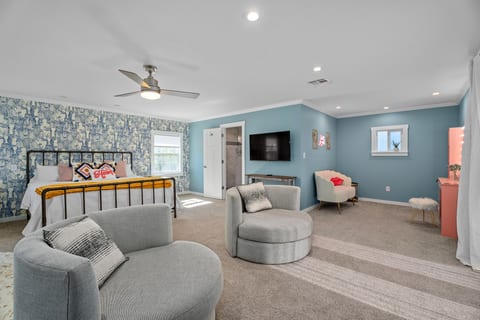 XL Primary bedroom w/ en-suite