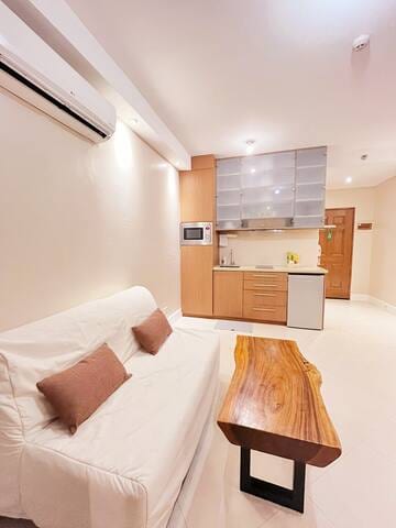 Luxury King 2BR 2BA w/Balcony Bayview Pool Netflix