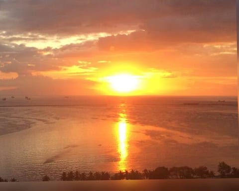 Luxury King 2BR 2BA w/Balcony Bayview Pool Netflix