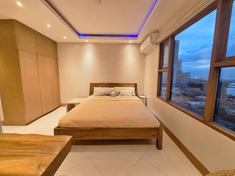 Luxury King 5BR 4BA w/Balcony Bayview Pool Netflix