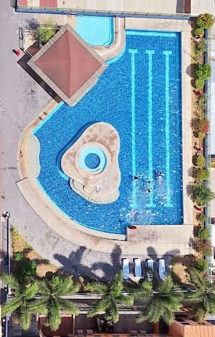 Luxury King 5BR 4BA w/Balcony Bayview Pool Netflix