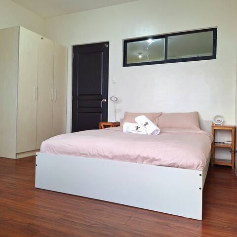 Superior Queen 1BR1BA Balcony Bayview Pool Netflix