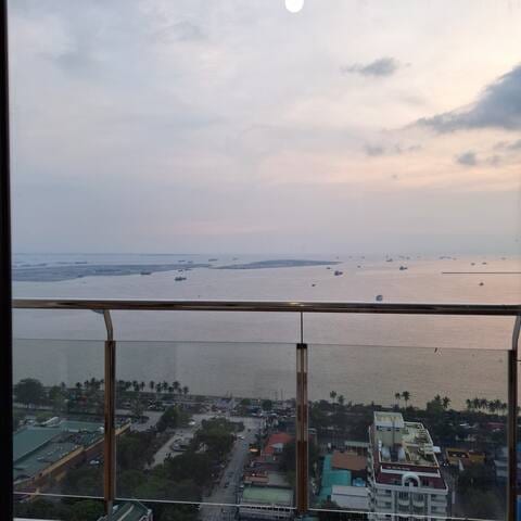 Superior Queen 1BR1BA Balcony Bayview Pool Netflix