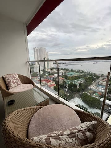 Luxury King 1BR 1BA w/Balcony Bayview Pool Netflix