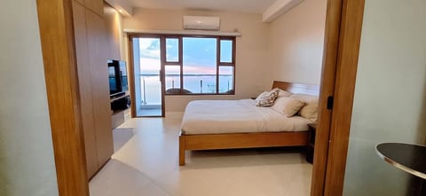 Luxury King 1BR 1BA w/Balcony Bayview Pool Netflix