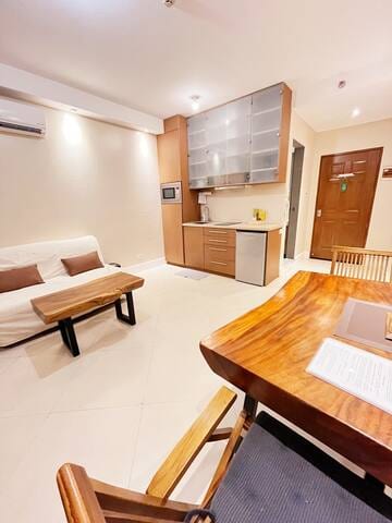 Luxury King 1BR 1BA w/Balcony Bayview Pool Netflix