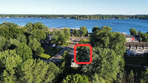 Coloma Retreat:Walk to Paw Paw w/ Fire Pit | Coloma, MI