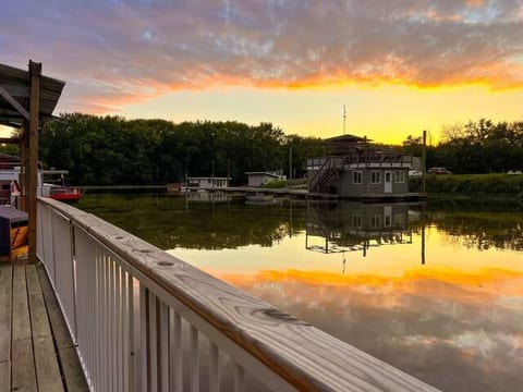 Wow! Unique floating cabin! HOT TUB!