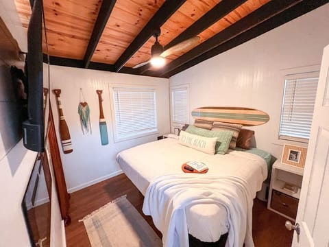 Wow! Unique floating cabin! HOT TUB!