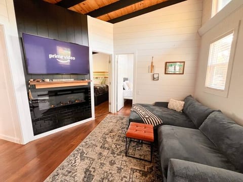 Wow! Unique floating cabin! HOT TUB!