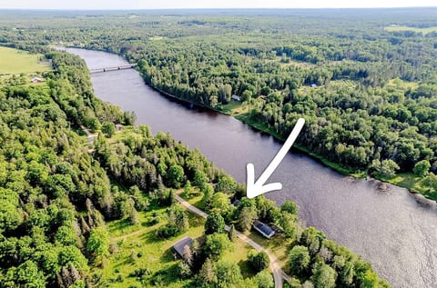 Escanaba River Cozy Cabin