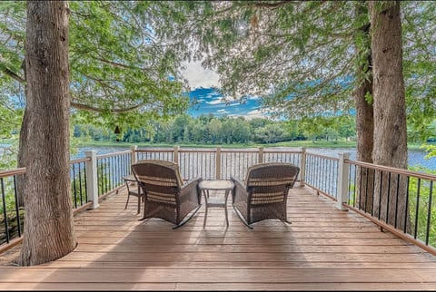 Escanaba River Cozy Cabin