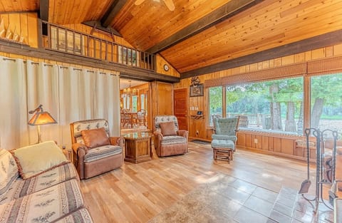 Escanaba River Cozy Cabin