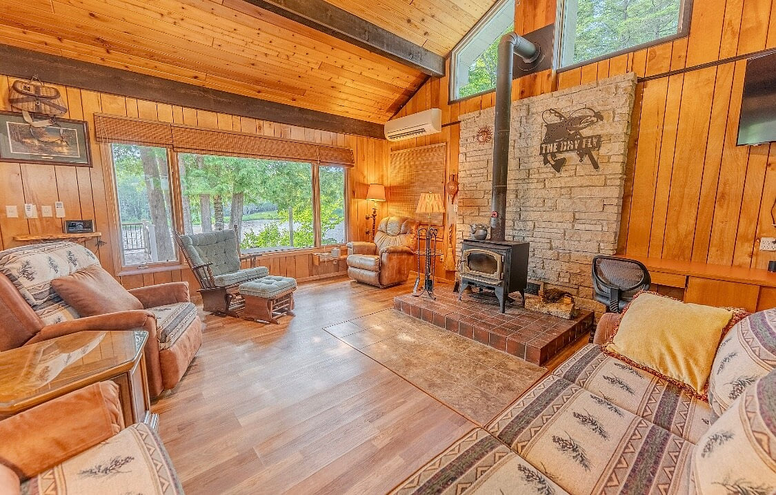 Cozy Riverfront Cabin in the Upper Peninsula image 1