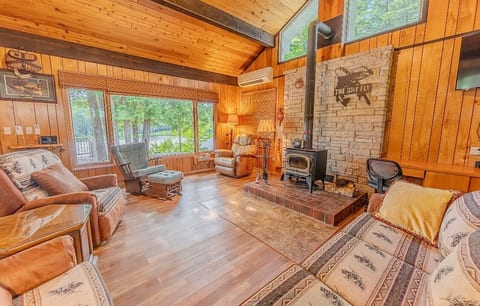 Cozy Riverfront Cabin in the Upper Peninsula image 1
