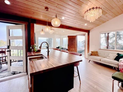 Los Angeles hilltop retreat, view DTLA