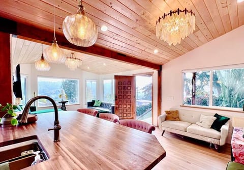 Los Angeles hilltop retreat, view DTLA