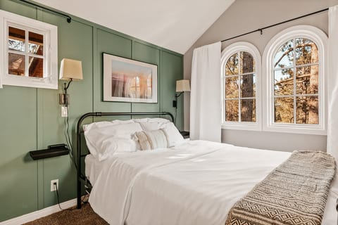 Bright Oak Cabin, Green Valley Lake by Rather Be Properties