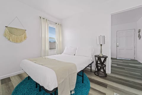 Azure Loft by Rather Be Properties. Discover urban charm on a budget in our sunlit topfloor retreat. Nestled in a prime San Diego location, every city attraction is at your doorstep.