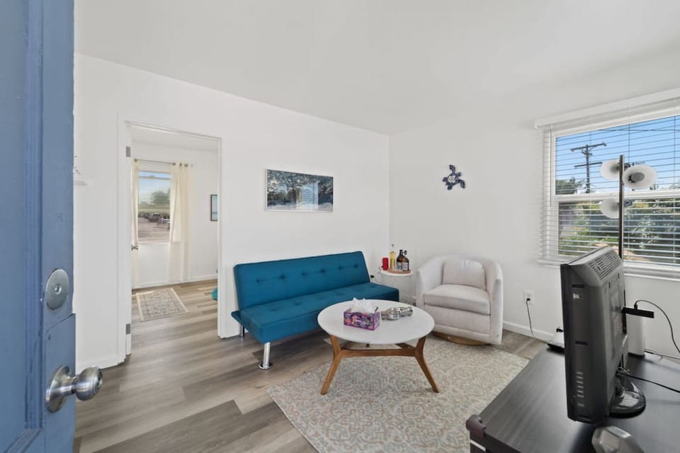 Azure Loft by Rather Be Properties. Discover urban charm on a budget in our sunlit topfloor retreat. Nestled in a prime San Diego location, every city attraction is at your doorstep.