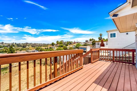 Modern Comforts, City Views in Prime Location San Diego by Rather Be Properties