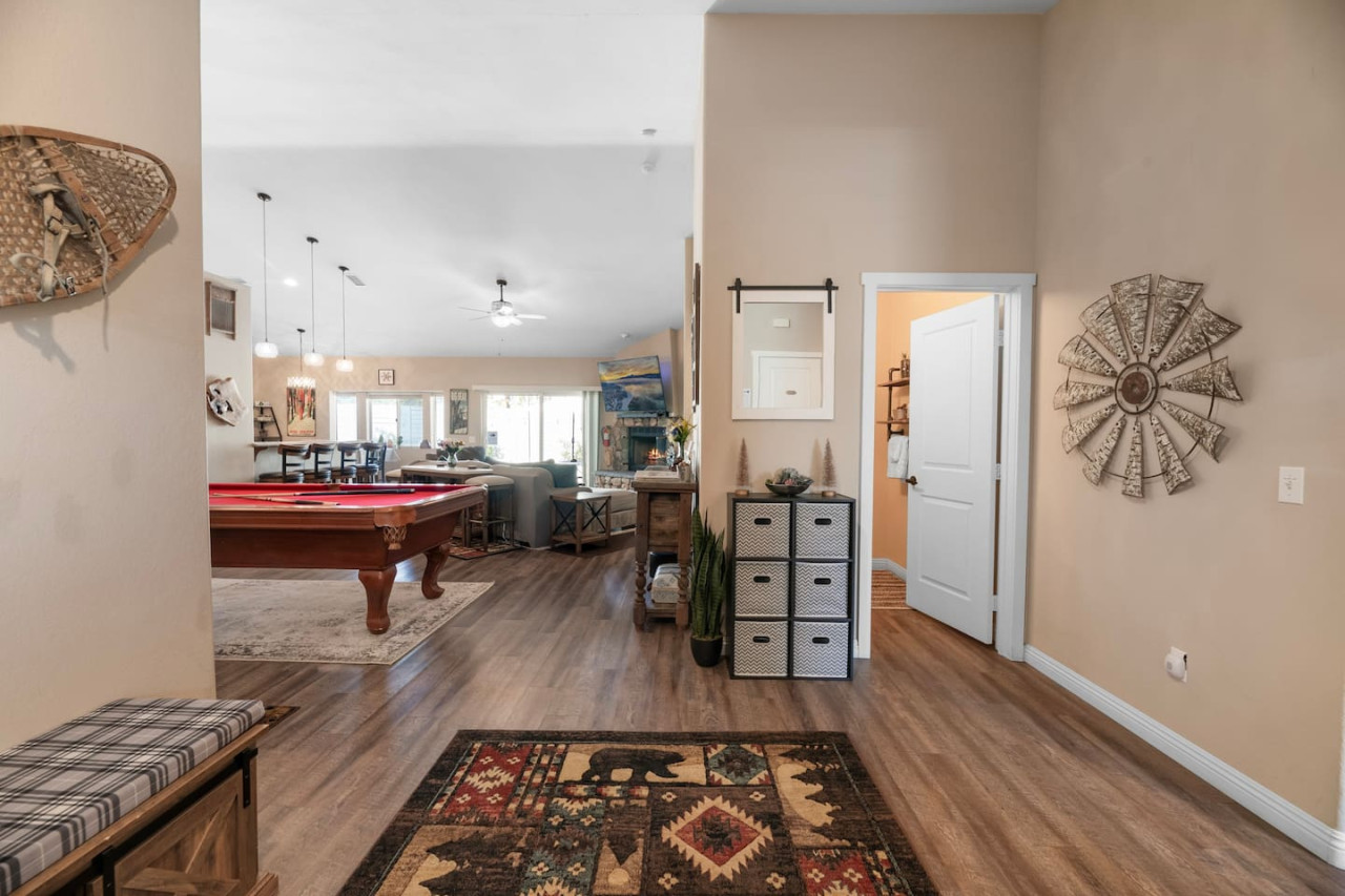 Hot Tub, Fun & Games For Families, Fenced Yard, Pet Friendly cabin in Big Bear. Maple Ridge by Rather Be Properties