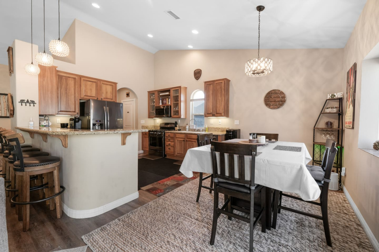 Hot Tub, Fun & Games For Families, Fenced Yard, Pet Friendly cabin in Big Bear. Maple Ridge by Rather Be Properties