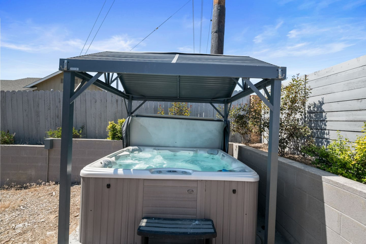 Hot Tub, Fun & Games For Families, Fenced Yard, Pet Friendly cabin in Big Bear. Maple Ridge by Rather Be Properties