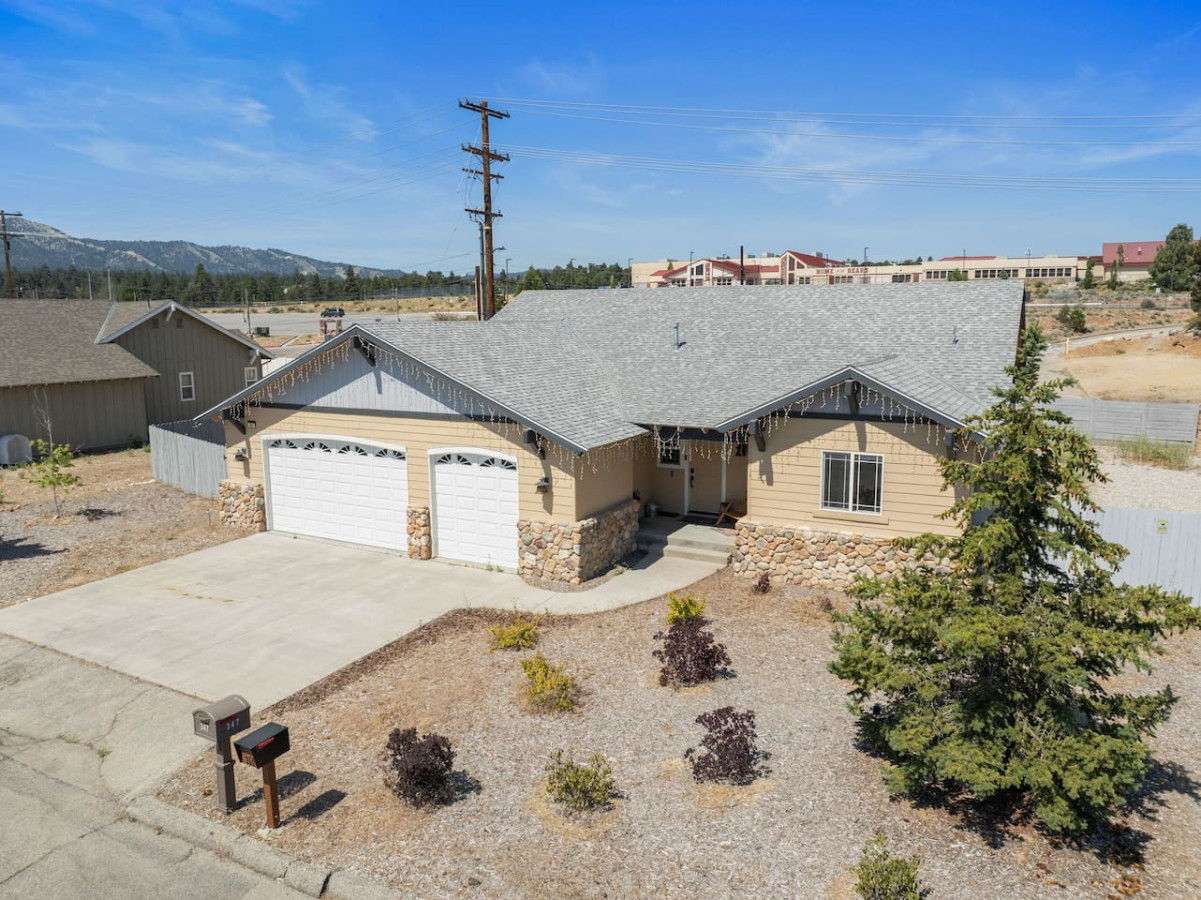 Hot Tub, Fun & Games For Families, Fenced Yard, Pet Friendly cabin in Big Bear. Maple Ridge by Rather Be Properties