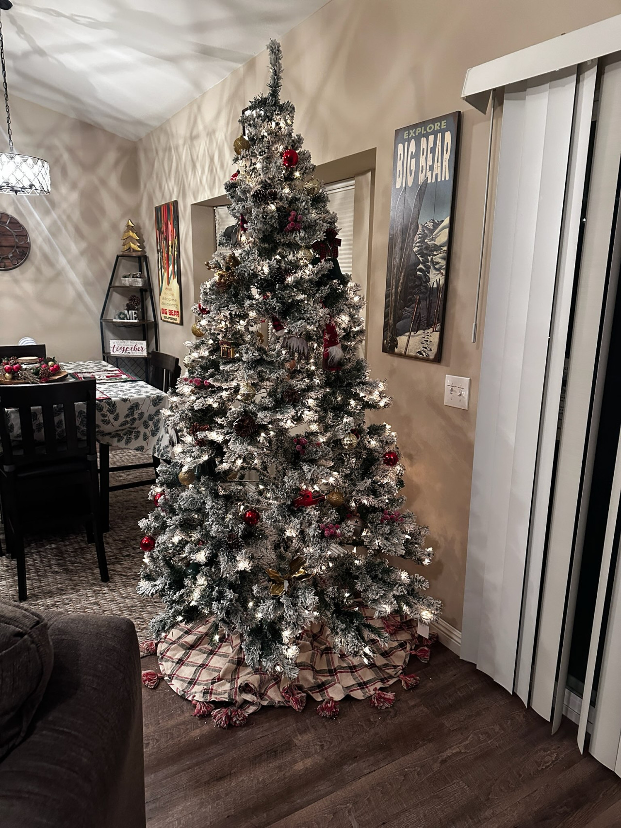 Hot Tub, Fun & Games For Families, Fenced Yard, Pet Friendly cabin in Big Bear. Maple Ridge by Rather Be Properties