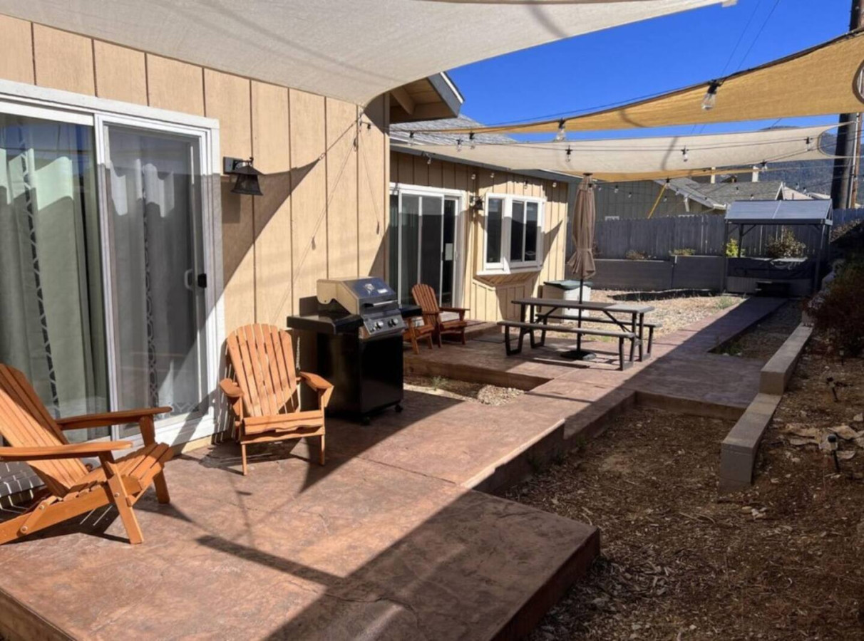 Hot Tub, Fun & Games For Families, Fenced Yard, Pet Friendly cabin in Big Bear. Maple Ridge by Rather Be Properties