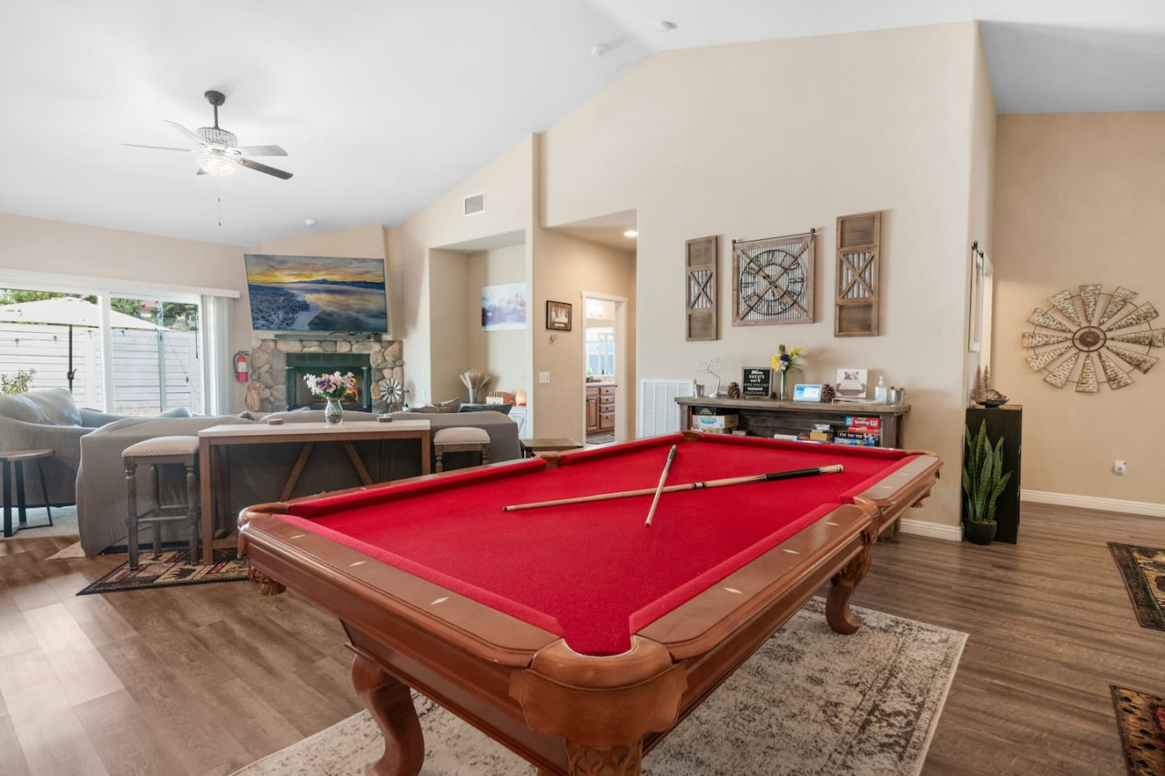 Hot Tub, Fun & Games For Families, Fenced Yard, Pet Friendly cabin in Big Bear. Maple Ridge by Rather Be Properties