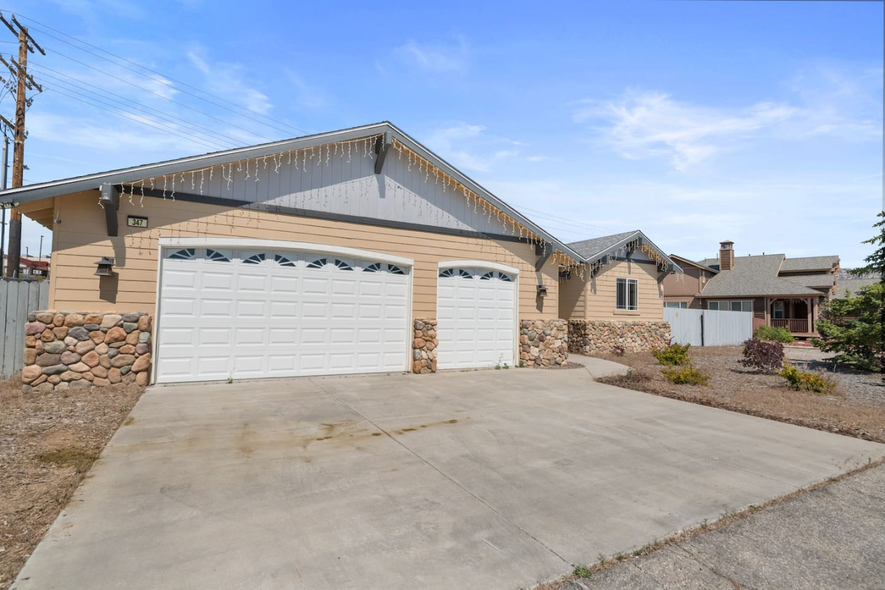 Hot Tub, Fun & Games For Families, Fenced Yard, Pet Friendly cabin in Big Bear. Maple Ridge by Rather Be Properties