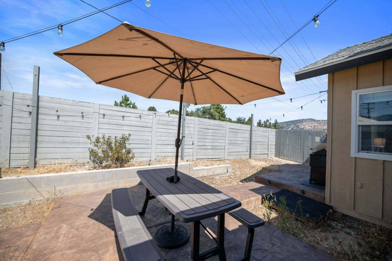 Hot Tub, Fun & Games For Families, Fenced Yard, Pet Friendly cabin in Big Bear. Maple Ridge by Rather Be Properties