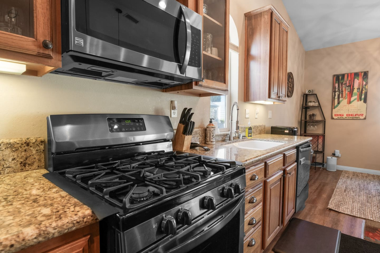 Hot Tub, Fun & Games For Families, Fenced Yard, Pet Friendly cabin in Big Bear. Maple Ridge by Rather Be Properties