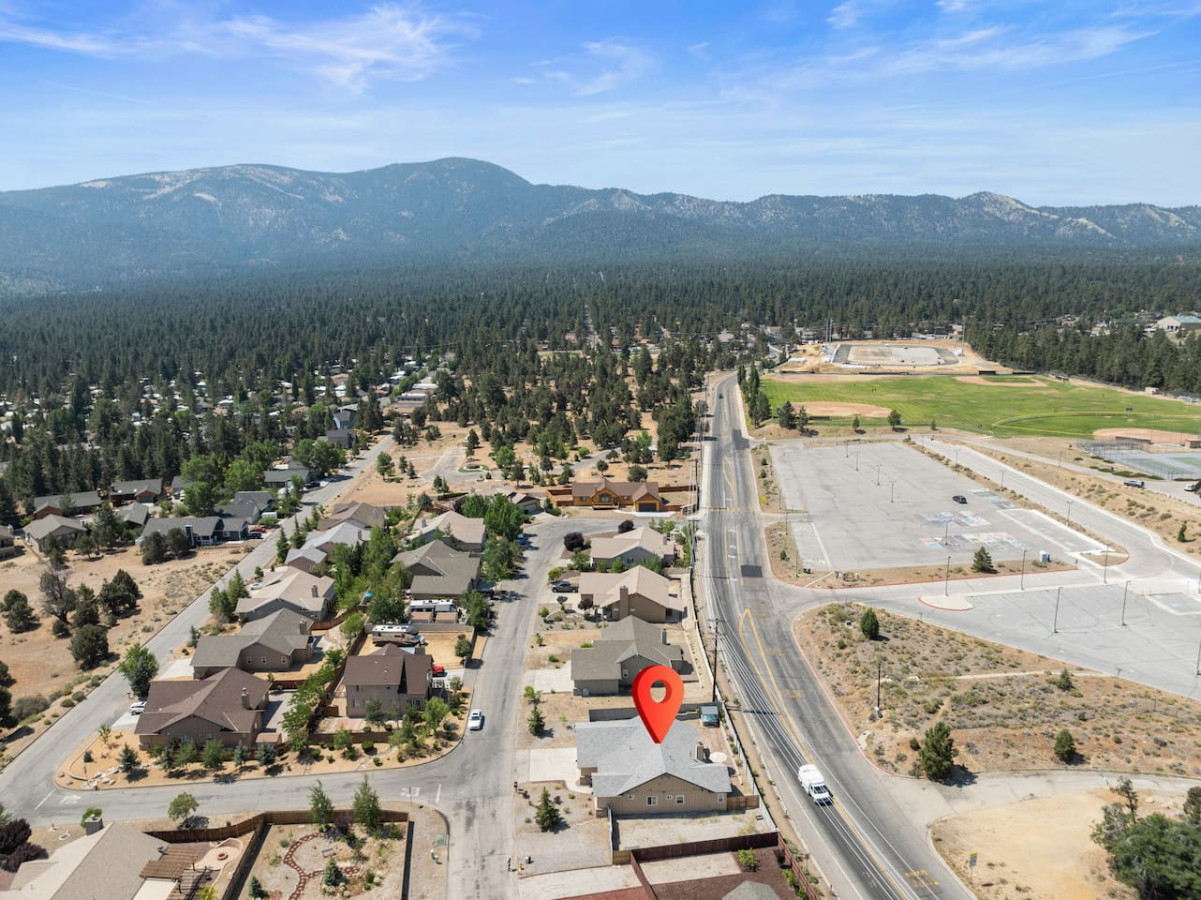 Hot Tub, Fun & Games For Families, Fenced Yard, Pet Friendly cabin in Big Bear. Maple Ridge by Rather Be Properties