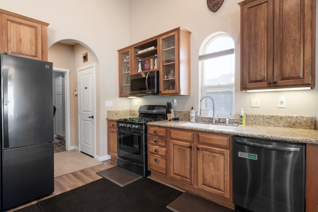 Hot Tub, Fun & Games For Families, Fenced Yard, Pet Friendly cabin in Big Bear. Maple Ridge by Rather Be Properties