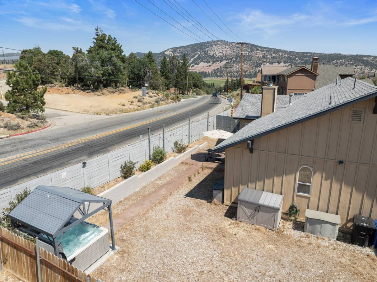 Hot Tub, Fun & Games For Families, Fenced Yard, Pet Friendly cabin in Big Bear. Maple Ridge by Rather Be Properties