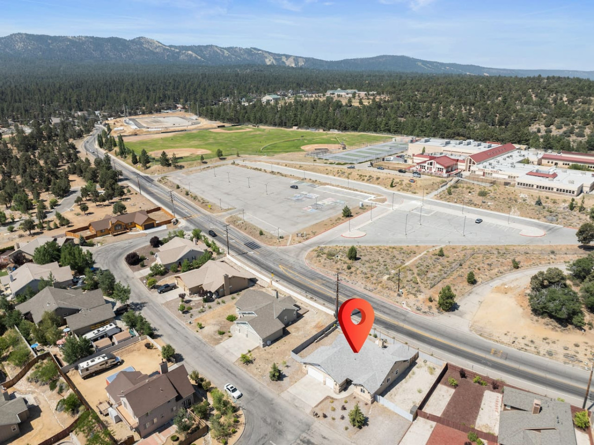 Hot Tub, Fun & Games For Families, Fenced Yard, Pet Friendly cabin in Big Bear. Maple Ridge by Rather Be Properties