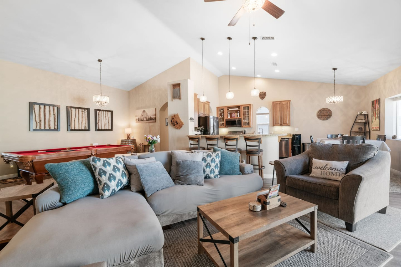 Hot Tub, Fun & Games For Families, Fenced Yard, Pet Friendly cabin in Big Bear. Maple Ridge by Rather Be Properties