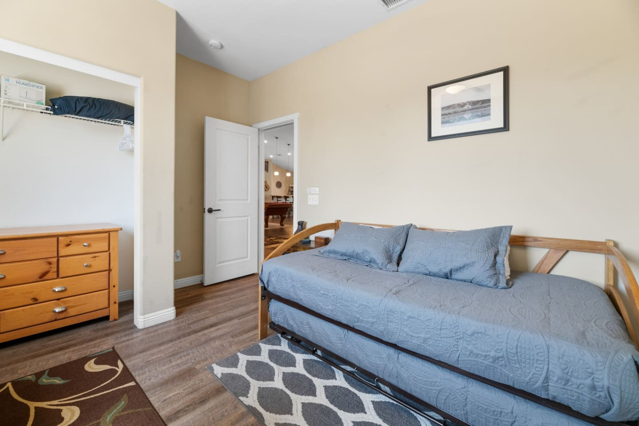 Hot Tub, Fun & Games For Families, Fenced Yard, Pet Friendly cabin in Big Bear. Maple Ridge by Rather Be Properties