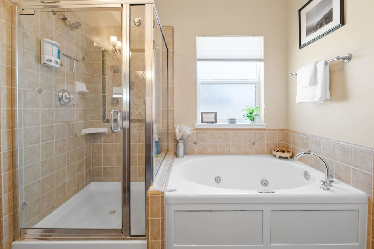 Hot Tub, Fun & Games For Families, Fenced Yard, Pet Friendly cabin in Big Bear. Maple Ridge by Rather Be Properties